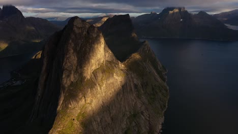 Impresionante-Acantilado-De-Roca-Cayendo-En-Un-Fiordo-En-Noruega