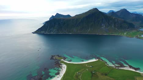 Luftaufnahme-Eines-Weißen-Sandstrandes-Auf-Den-Lofoten-Inseln-Norwegen