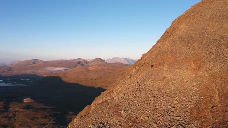 Excursionista-Escalando-Una-Montaña-Al-Atardecer-En-El-ártico-Noruego