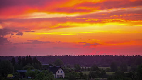 Zeitraffer-Des-Violetten-Himmels-Und-Der-Morgendämmerung-über-Dem-Ländlichen-Dorf-Kurz-Vor-Sonnenaufgang