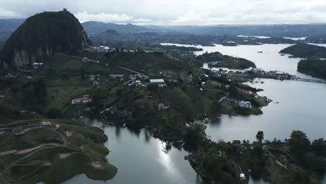Panorama-Erstklassige-Luftaufnahme-Piedra-Del-Peñol-Guatape-Friedliches-Malerisches-Lateinamerikanisches-Reiseziel-In-Medellin-Kolumbien