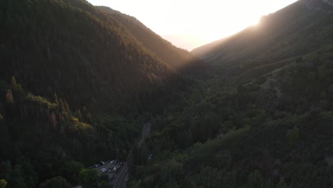 Dramatischer-Sonnenuntergang-Auf-Waldbergen-In-Millcreek-Canyon,-Salt-Lake-City,-Utah