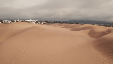 Niedriger-Drohnenflug-über-Die-Windgepeitschten-Dünen-Von-Maspalomas-Auf-Gran-Canaria