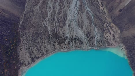 Lago-De-Agua-Azul-Increíblemente-Profundo-En-La-Base-De-Un-Glaciar-En-El-Ártico-Noruego