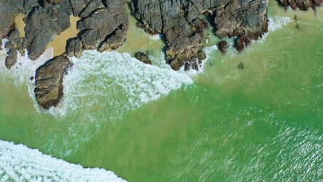 Luftaufnahme-über-Sandstrandufer-Mit-Felsen-Und-Meereswellen-In-Australien,-4k
