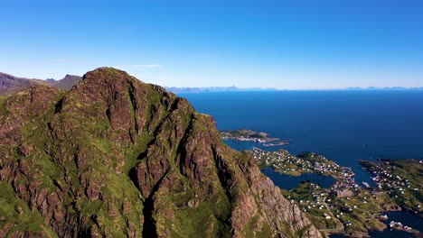 Vista-De-Un-Pueblo-Desde-La-Cima-De-La-Montaña-En-Las-Islas-Lofoten-Noruega