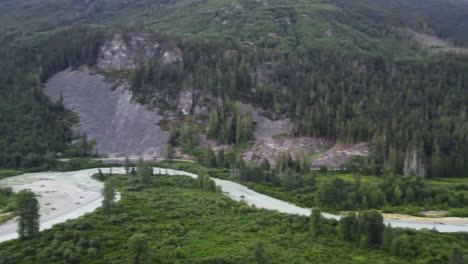Soo-Fluss-Mit-Marschland-Und-Berglandschaft-Im-Hintergrund-Pazifische-Gebirge-Kanada-Britisch-Kolumbien-4k---Schnelles-Schwenken-Von-Luftdrohnenaufnahmen