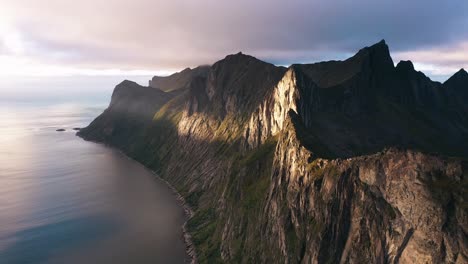 Unglaubliche-Felsformationen-Auf-Der-Insel-Senja-In-Norwegen