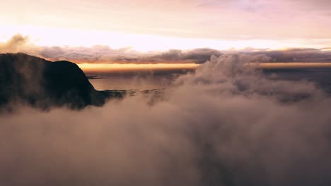 Paisaje-De-Ensueño-De-Un-Fiordo-Noruego-Con-Nubes-Y-Niebla-Durante-La-Puesta-De-Sol