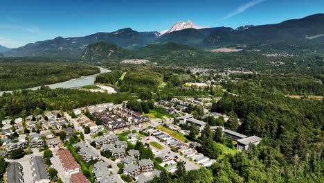 Vista-Aérea-De-Casas-Residenciales-En-Squamish,-Al-Norte-De-Vancouver,-Columbia-Británica,-Canadá---Disparo-De-Drones