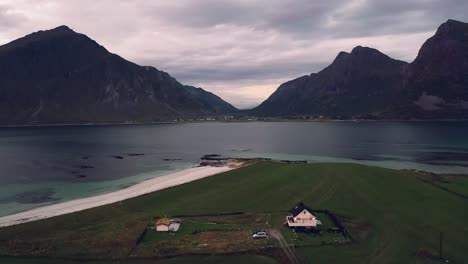 Norwegische-Bauernhöfe-In-Den-Fjorden-Bei-Launischem-Wetter