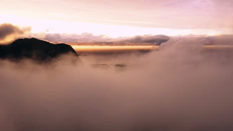 Toma-Increíblemente-Cinematográfica-De-Niebla-Y-Nubes-Sobre-Un-Fiordo-Noruego-Durante-La-Puesta-De-Sol