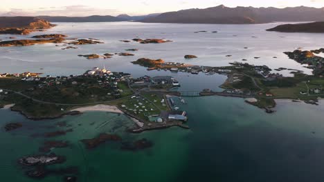 Schöne-Buchten-Im-Norwegischen-Meer-Während-Des-Sonnenuntergangs