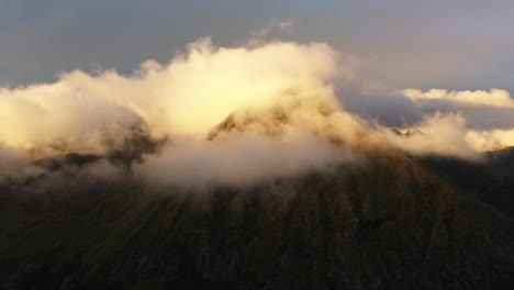 Formación-De-Nubes-Dramáticas-Durante-La-Puesta-De-Sol-En-Noruega
