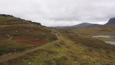 Filmaufnahme-Eines-Mountainbikers-In-Der-Norwegischen-Tundra
