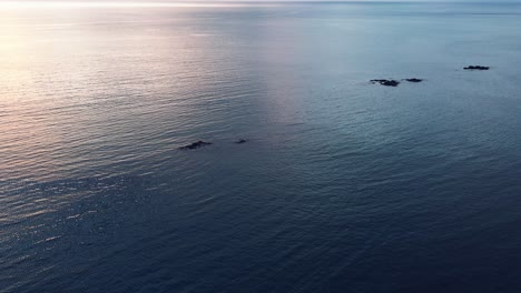 Verträumtes-Blaues-Wasser-Bei-Sonnenuntergang-Am-Norwegischen-Meer