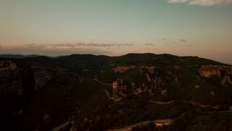 Sonnenuntergangsantenne-Des-östlichen-Orthodoxen-Klosters-Auf-Der-Massiven-Felssäule-Meteora