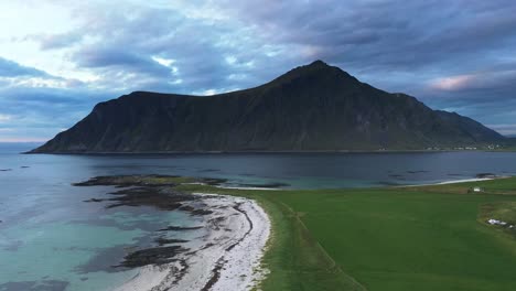 Unglaublicher-Weißer-Sandstrand-Mit-Einem-Beeindruckenden-Berg-Im-Hintergrund-Auf-Den-Lofoten,-Norwegen