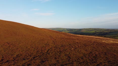 Schnelle-Sonnenuntergangsdrohnenaufnahmen-Auf-Moorland,-Die-Sanfte-Grüne-Hügel-In-North-Devon-Uk-4k-Enthüllen