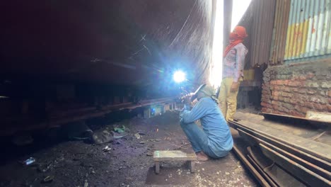 Hafenarbeiter-Mit-Schweißbrenner-Am-Schiffsrumpf-Auf-Der-Werft-In-Bangladesch