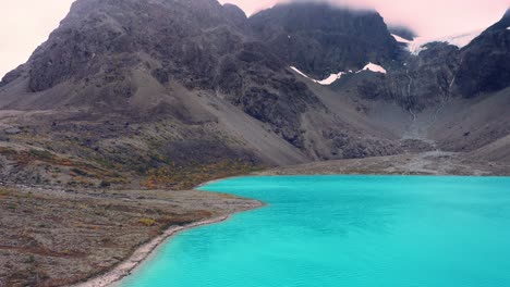 Schöner-Türkisfarbener-Gletscherwassersee-In-Norwegen