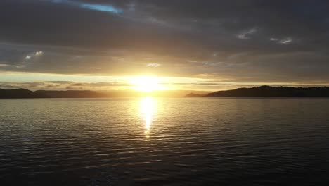 Malerischer-Sonnenuntergang-In-Einem-Norwegischen-Fjord