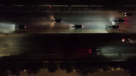 Eine-Filmische-Aufnahme-Bei-Nacht-über-Dem-Verkehr-Auf-Einer-Dunklen-Autobahn