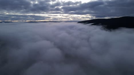 Langsame-Luftaufnahme-über-Den-Wolken-Mit-Berggipfeln-In-Chile