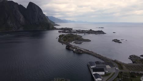 Brücken-Verbinden-Die-Kleinen-Inseln-Mit-Hamnoy-Norway-Auf-Einem-Schimmer-Von-Dunklem,-Glasigem-Wasser