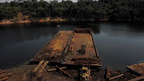 Lastkahn-Anhänger-An-Den-Ufern-Des-Flusses-Tocantins-Zum-Transport-Von-Baumstämmen,-Die-Im-Amazonas-Regenwald-Abgeholzt-Wurden---Luftbild