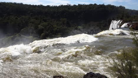 Statisches-Video-Des-Enormen-Wasserflusses,-Der-Gerade-Einen-Großen-Wasserfall-Hinunterstürzt