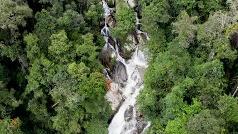 Schöner-Wasserfall-In-Pahang,-Malaysia