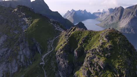 Vista-Aérea-Lejana-De-La-Enorme-Caminata-De-Montaña-En-Las-Montañas-Noruegas