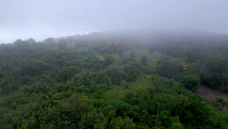 Antenne-Nach-Vorne-über-Grüne,-In-Nebel-Gehüllte-Berge-Auf-Santo-Cerro-In-Der-Dominikanischen-Republik