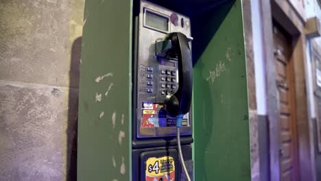Caja-De-Teléfono-Público-De-Tecnología-Antigua-En-La-Ciudad