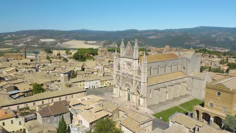 Beautiful-Drone-Shot-of-Orvieto-Cathedral-in-Umbria,-Italy-on-Typical-Italian-Day
