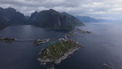 Schäreninsel-Tritt-An-Launischen-Tagen-Auf-Glasklares-Wasser-Mit-Fjorden-Und-Bergen
