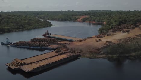 Enorme-Operación-Maderera-En-Brasil-Contribuye-A-La-Deforestación-Y-El-Cambio-Climático-En-La-Selva-Amazónica---Paralaje-Aéreo-En-El-Río-Amazonas
