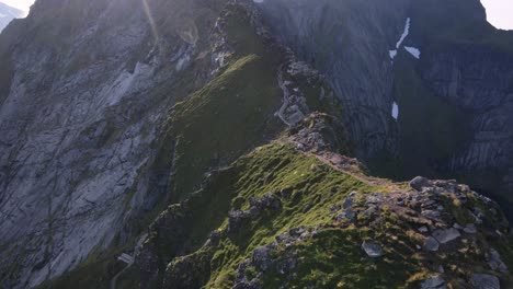 Aerial-of-famous-trekking-hike-and-Sherpa-trail,-Reinebringen,-Loften-Islands