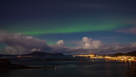 Lapso-De-Tiempo,-Aurora-Borealis-Luces-Polares-Sobre-Las-Nubes-Y-La-Bahía-De-La-Isla-De-Vaderoy-Noruega