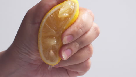 Weibliche-Hand-Drückt-Frischen-Natürlichen-Saft-Aus-Der-Zitrone