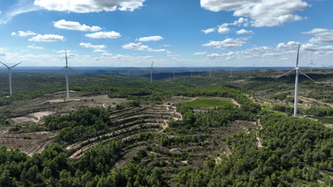 Atemberaubender-Weiter-Panoramablick-Auf-Die-Energietechnologie-Des-Windparks-Von-Coll-De-Moro-In-Spanien