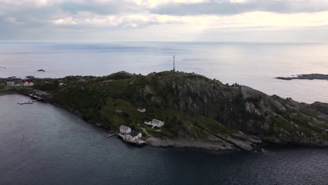 Absteigende-Luftaufnahme-Von-Weißen-Häusern-Auf-Einer-Kleinen-Felseninsel-In-Skandinavien