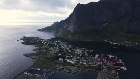 In-Richtung-Des-Unheimlichen-Norwegischen-Dorfes-Reine,-Das-Von-Einem-Ahnungsvollen-Berg-überschattet-Wird