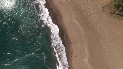 Top-down-aerial-view-of-waves-in-the-beach