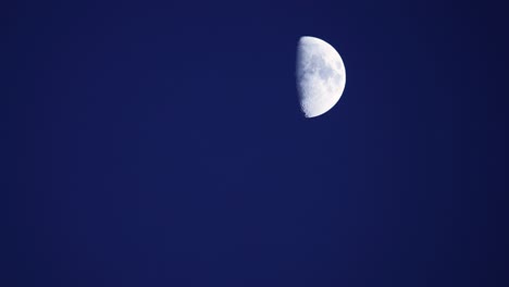 Ein-Zeitraffer-Des-Mondes,-Der-über-Das-Hellblau-Des-Abendhimmels-Zieht