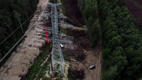 Sendeturm-In-Lichtung-Im-Wald.-Europäisches-Energiekrisenkonzept