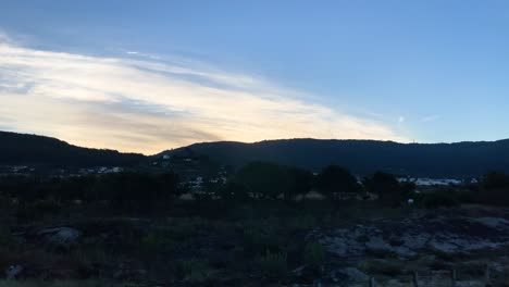 Panoramablick-Auf-Wolken-Und-Sonnenaufgang-In-Den-Bergen,-Bildung-Von-Kumuluswolken,-Schöne-Sommerlandschaft