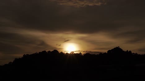 Schöner-Sonnenaufgang-über-Wilden-Dschungelbergen-Mit-Rollenden-Wolken-In-Der-Natur-Indonesien-Zeitraffer