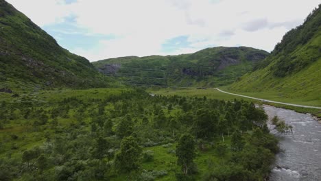 Fluss-Myrkdalselva,-Der-Vom-Berg-Vikafjell-Norwegen-Kommt---Antenne-In-Geringer-Höhe,-Vorbei-An-Baumkronen-Und-Fluss,-Während-Sie-In-Richtung-Vikafjell-plateau-Blicken---üppiges-Grünes-Tal-Holedalen-Kvassdalen